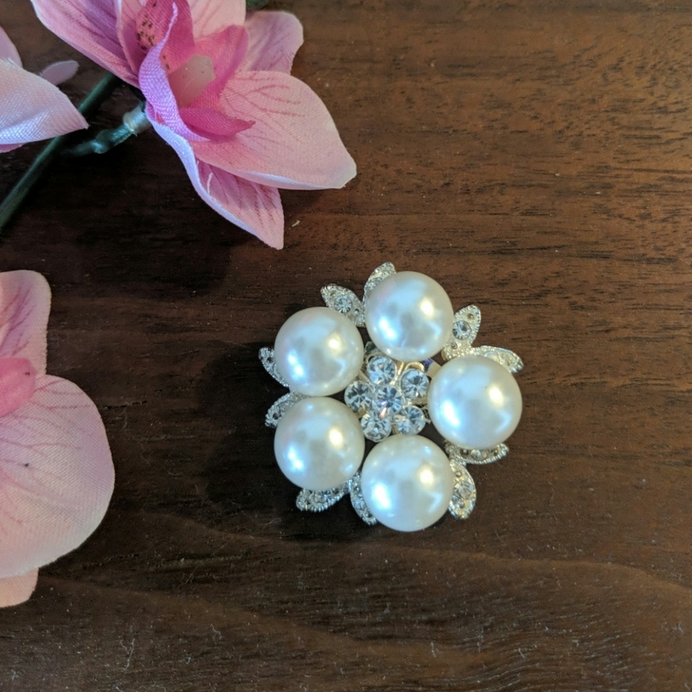 🌊3/$15 Davids Bridal pearl and rhinestone brooch